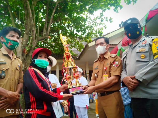 
 caption : Camat Sungkai Jaya Wartoni menyerahkan hadiah bagi pemenang Lomba Senam Lampung Berjaya