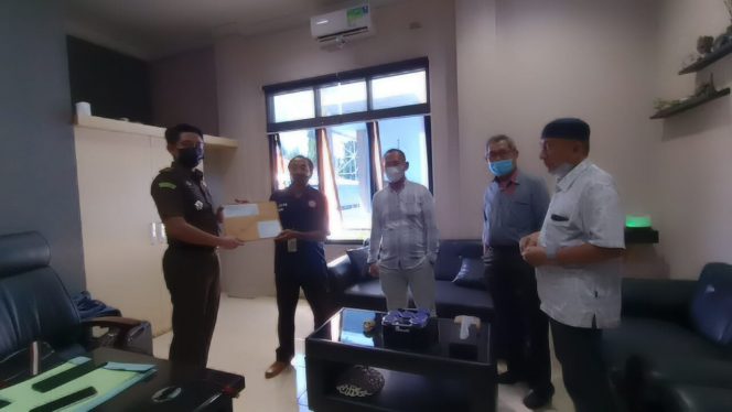 
 caption : Kepala Seksie Intelijen  Kejari Lampura Hafiezd saat menerima laporan dari ketua DPD GMPK Iwan Setiawan Ali Hasan, yang didampingi Sekretaris Syafruddin, Devisi Hukum Fauzi Aripin, wakil sekretaris Aromza Sangaji, dan Humas GMPK Adi Rasyid, terkait Kebocoran anggaran RSD Ryacudu, Senin(15/3)  