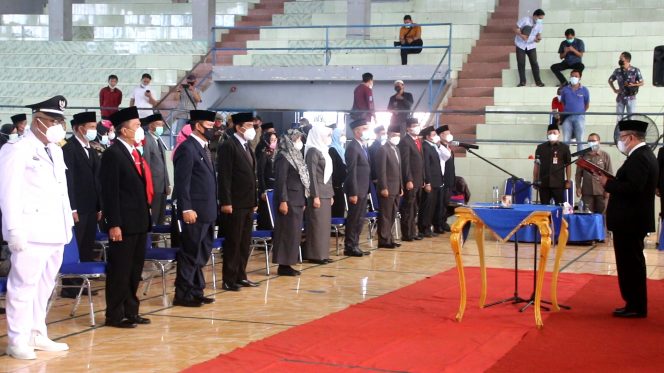 
 Foto RIA  Sekkab Lampura H. Lekok saat melantik para Pejabat yang baru dilantik di GOR Sukung Kotabumi, Selasa (9/3).
