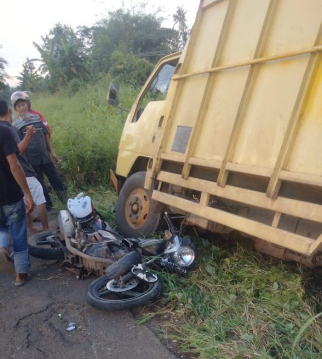 
 caption : Lakalantas yang terjadi di Desa Banjar Agung, Senin (15/3) sore, tampak sepeda motor yang ringsek dan terlindas  truk  