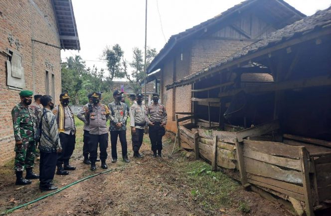 
 foto : Fahrozy Irsan Toni
Caption : Sejumlah Perwira Polres Lampura, saat meninjau Kampung Tangguh Nusantara berada di desa Ratu Abung Kecamatan Abung Selatan, Kabupaten Lampura. 