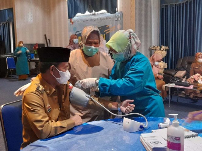 
 caption : Bupati Lampura, Budi Utomo saat menjalani vaksinasi covid-19 di rumah dinasnya. 
Foto Kominfo Lampura  