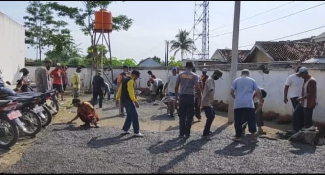 
 Kehadiran Polsek Kotabumi Kota Disambut Antusias Warga