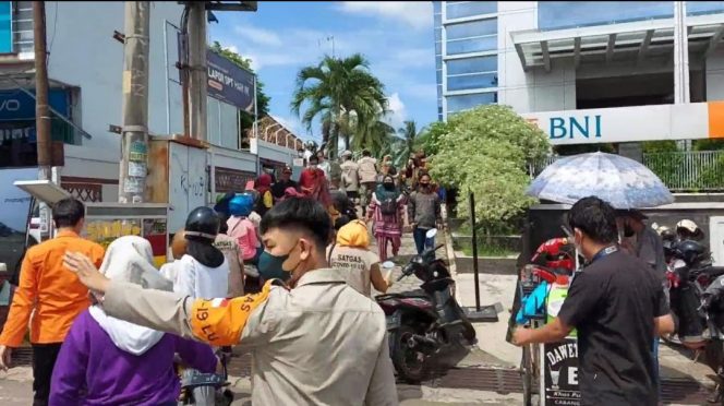 
 Langgar Prokes, Kerumunan di BNI Kotabumi Dibubarkan