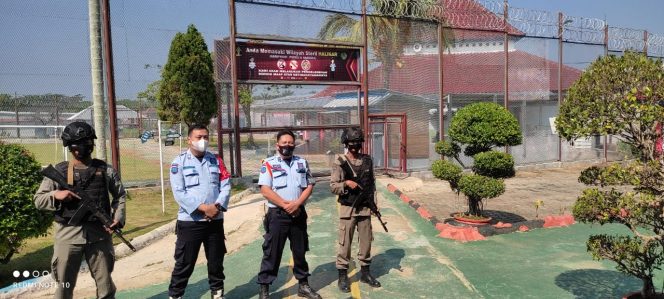 
 Brimob Polda Lampung Gruduk Rutan Kelas-IIB Kotabumi