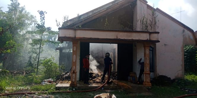 
 Rumah Semi Permanen Hangus Terbakar