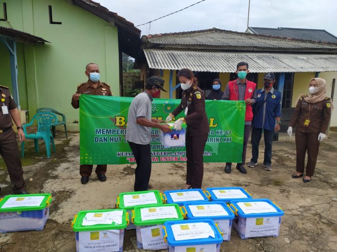 
 Kejari Berbagi, 500 Paket Sembako Untuk Masyarakat Miskin