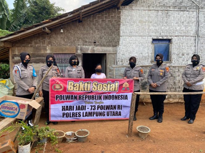 
 Polwan Lampura Bagikan Sembako Pada Warga Terdampak Covid-19