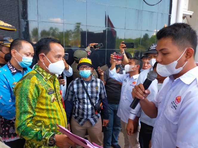 
 caption : Asisten I Sekretaris Daerah Kabupaten Lampung Utara, Mankodri (kiri memakai batik) saat menerima pernyataan sikap dari AMPERA