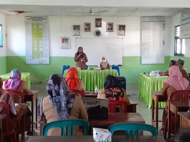 
 Foto IST  Kabid Ketenagaan Disdikbud Lampura Amalia Umnis saat menyampaikan arahan ketika mengunjungi salah satu sekolah.  