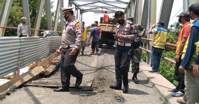 
 Uji Coba Jembatan Way Rarem Dilakukan, Polisi Tetap Himbau Pengendara Lewat Jalur Alternatif