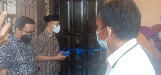 
 caption : Ketua DPRD Lampura, Romli menggunting pita sebagai tanda diresmikannya Media Center DPRD Lampura, Rabu (25/8)
