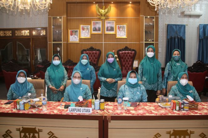 
 Foto IST  Ketua TP-PKK Lampura Hj. Nur Endah saat mengikuti Virtual Zoom kegiatan Obras KaINPKK di Rumdis Bupati, Kamis (26/8).