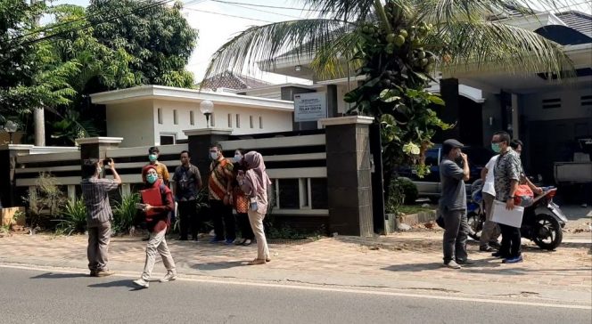 
 caption : Rumah pribadi terpidana Agung Ilmu Mangkunegara mantan Bupati Lampung Utara atas kasus korupsi Dinas PUPR pada tahun 2020 yang telah disita oleh tim petugas KPK, Kamis (10/6). Foto M. Tegar Mujahid