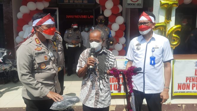 
 caption : Pembagian Doorprize kepada warga yang taat pajak
