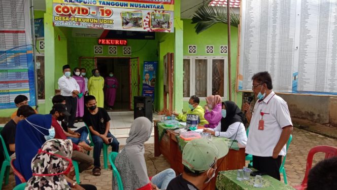 
 Caption : Camat Abung Pekurun Bauhari, saat menyampaikan sambutan dalam kegiatan vaksinasi 130 warga Desa Pekurun Udik.  