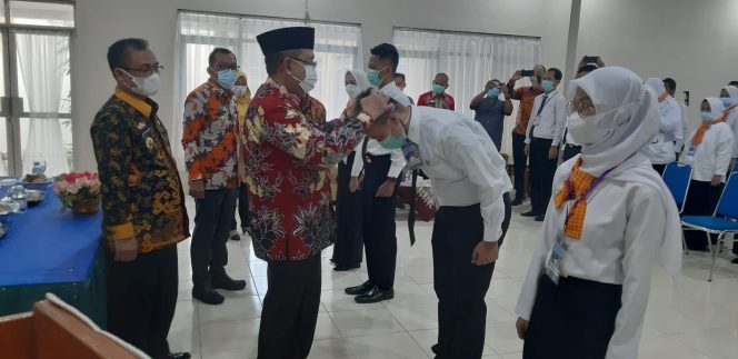 
 Foto Diskominfo Lampura  Tampak Sekkab H. Lekok saat menyematkan tanda peserta sebagai simbol ditutupnya Diklat Dasar CPNS di Bapelkes Bandarlampung.
