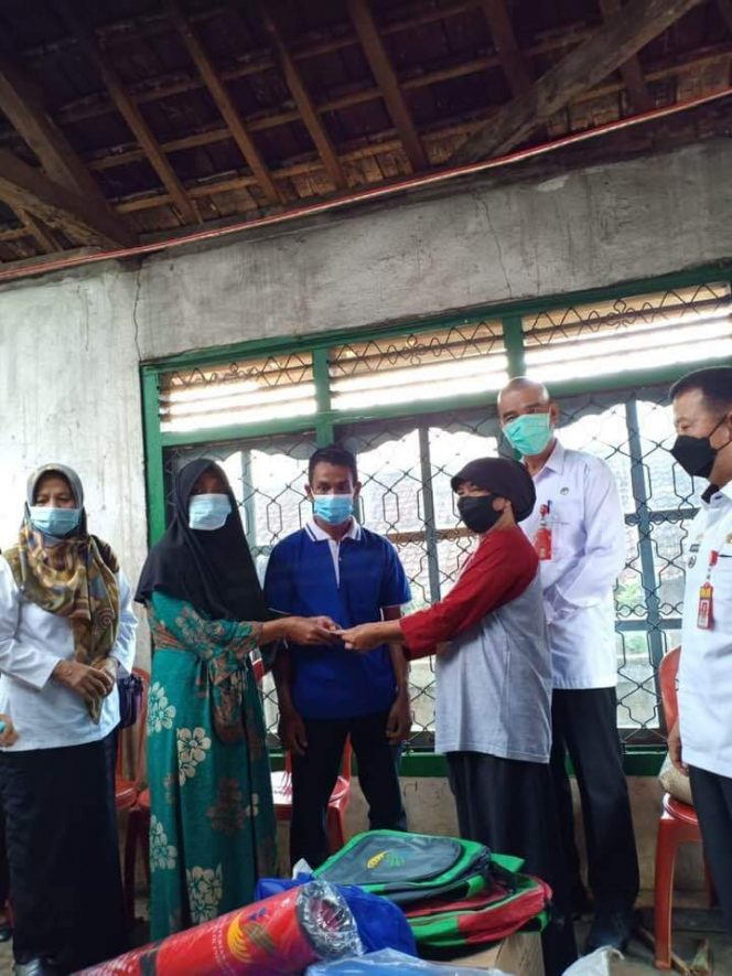 
 Foto IST  Kades Ajikagungan Nurlaina, didampangi Kades Sosial Lampura Eka Darma Thohir, dan Camat Abungkunang Sukatno, saat menyerahkan bantuan kepada korban kebakaran Dusun Bedeng, Desa Setempat, Rabu(8/9).