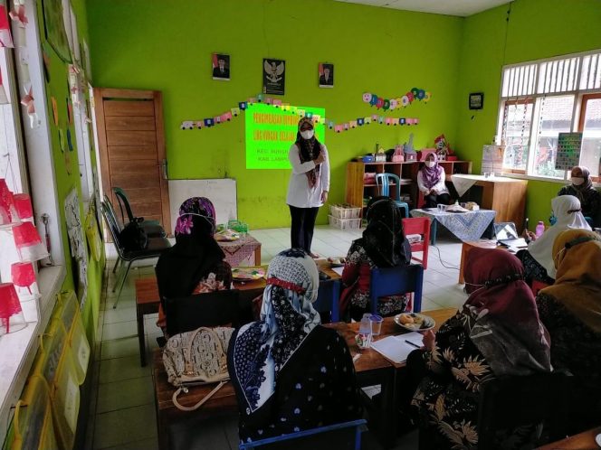 
 Foto  Kabid PAUD dan PNF Disdikbud Lampura Yeni Sulistina saat memberikan arahan kepada peserta PLBB.