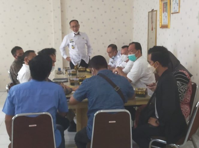 
 caption : Asisten Bidang perekonomian Dan Pembangun ir.Azawar Yazid ketika memimpin jalannya Rakornis.