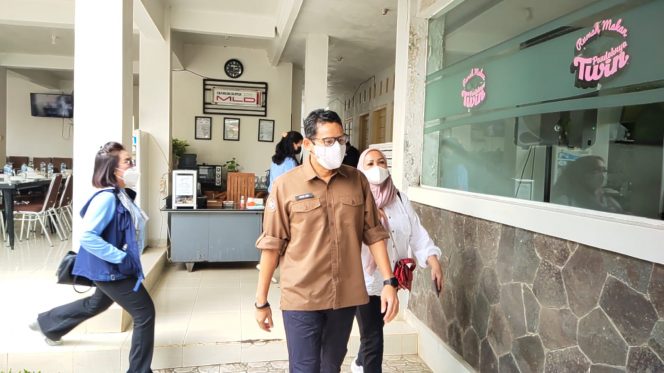 
 Foto IST 
Caption : Menteri Pariwisata dan Ekonomi Kreatif(Menparekraf) Sandiaga Salahuddin Uno saat mampir di salah satu rumah makan yang ada di Kabupaten Lampura(Lampura) sekitar pukul 12.00 WIB, Rabu(29/9).