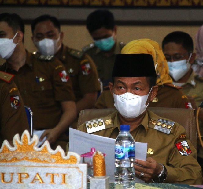 
 caption : Bupati Lampura Budi Utomo, saat mengikuti rakor bersama KPK secara virtual, Senin (6/9). 
Foto Diskominfo Lampura