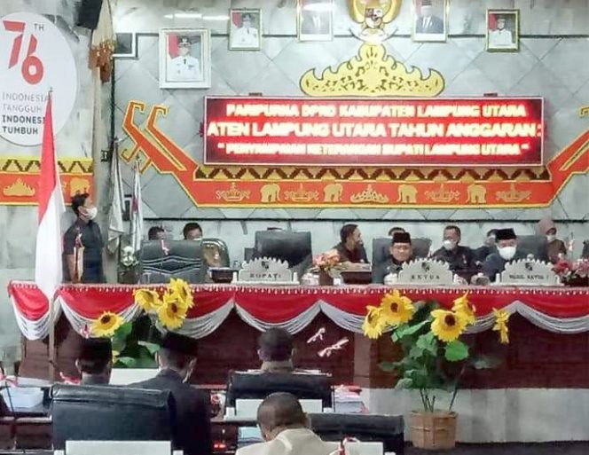 
 caption : Sidang Paripurna DPRD Lampura dengan agenda penyampaian Rancangan Perubahan Anggaran Pendapatan dan Belanja Daerah (RAPBD) tahun 2021, Senin (27/9) yang kemudian membahas dan menetapkan Susunan Panitia Pilwabup Lampura  