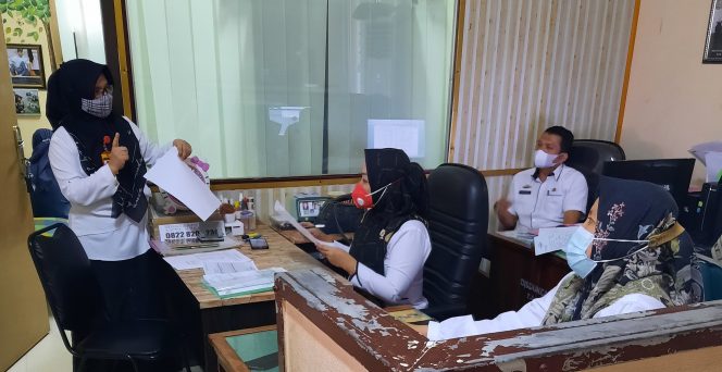 
 caption :
Kabid Pencatatan Sipil Diah Novilia saat berbincang dengan para Kasinya, Rabu (8/9)  Foto IST
