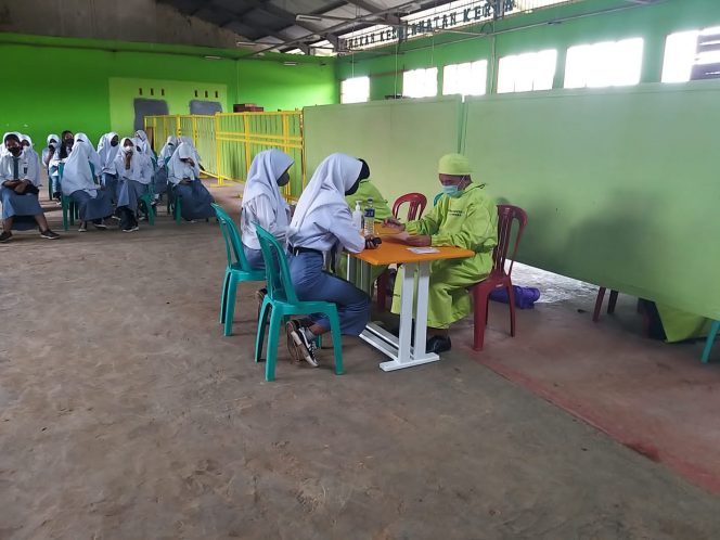 
 caption :  Tampak siswa SMKN 3 Kotabumi saat menjalankan proses Vaksinasi. Foto IST
