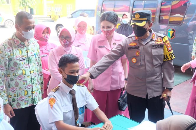 
 caption : Kapolres Lampura AKBP Kurniawan Ismail, saat meninjau pelaksanaan vaksinasi terhadap siswa dibawah naungan Yayasan Kemala Bhayangkari Kotabumi, Kamis (30/9)