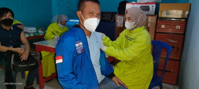 
 Ratusan Warga dan Kader Demokrat Lampura Divaksin