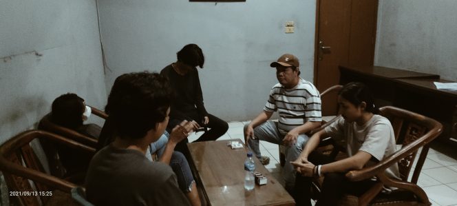 
 Foto Fernando Ari
Caption : Pimred Radar Kotabumi, Riduan, saat menerima klarifikasi eks Kasir salah satu karaoke di Lampura terkait laporan dugaan penganiayaan di Kantor Radar Kotabumi, Senin(13/9)