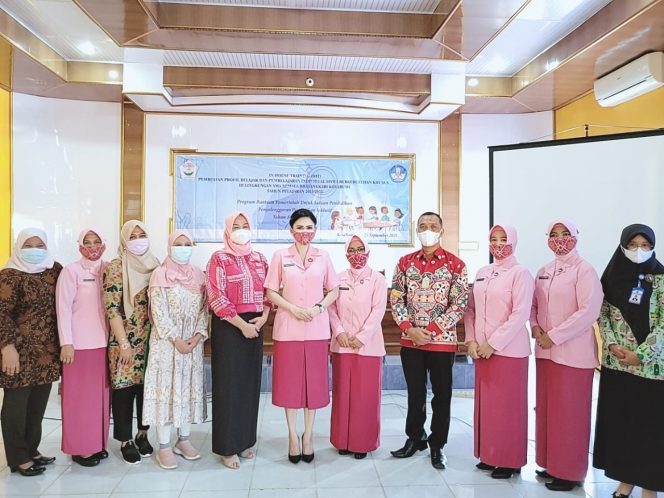 
 caption : Caption : Ketua Yayasan Kemala Bhayangkari (YKB) Cabang Lampung Utara Diana Kurniawan beserta jajarannya, saat berfoto bersama, seusai menggelar In-House Training di SMA Kemala Bhayangkari Kotabumi, Sabtu(25/9).  