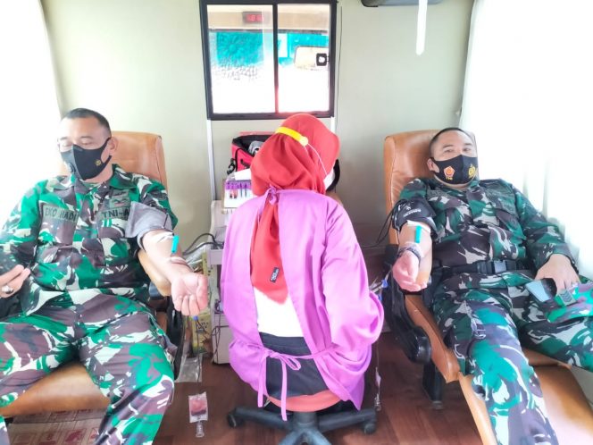 
 Foto IST  Tampak Anggota TNI saat melakukan Donor Darah pada peringatan HUT PMI.
