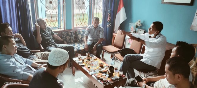 
 Foto Ferdani
Caption : Ketua PWI Lampung Utara M Rozi Ardiansyah saat menerima kunjungan Calon Ketua PWI Lampung Wirahadikusumah bersama Andi Panjaitan(pengurus PWI Lampung), di Kantor PWI Setempat, Rabu(8/9).

