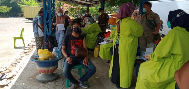 
 Foto IST  Pedagang di Pasar Sentral saat menjalani Swab dan Vaksinasi, Kamis(2/9).  