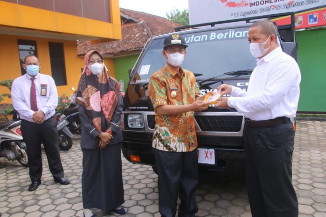 
 Foto Diskominfo Lampura  Bupati Lampura H. Budi Utomo saat menerima bantuan CSR satu unit mobil dari Bank Lampung Kotabumi, Kamis (23/9).
