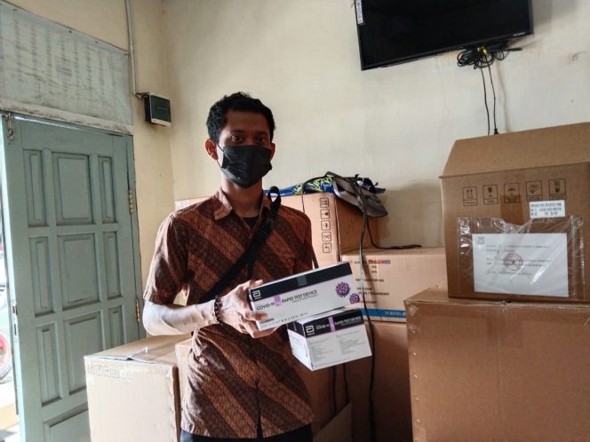 
 caption : Foto IST  Tampak petugas kesehatan perwakilan dari Puskesmas saat menunjukkan bantuan Alat Rapid tes Antigen dari Diskes Lampura, Kamis (23/9).