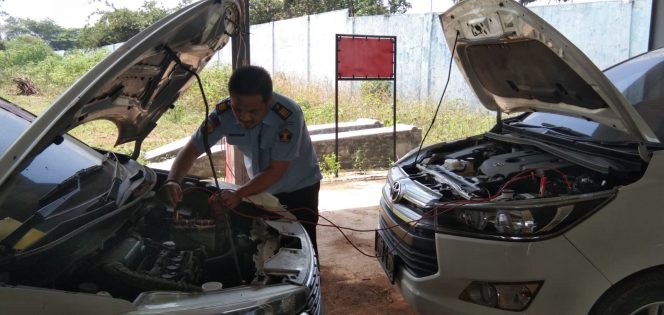 
 caption : Petugas tengah mengecek kondisi kendaraan yang dititipkan pada Rupbasan Kelas II Kotabumi