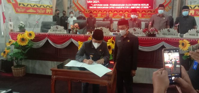 
 caption : Penandatanganan kesepakatan bersama DPRD  dan Pemerintah Kabupaten Lampung Utara Tentang Perubahan APBD Tahun 2021 dalam sidang paripurna DPRD setempat, Rabu (22/9)  