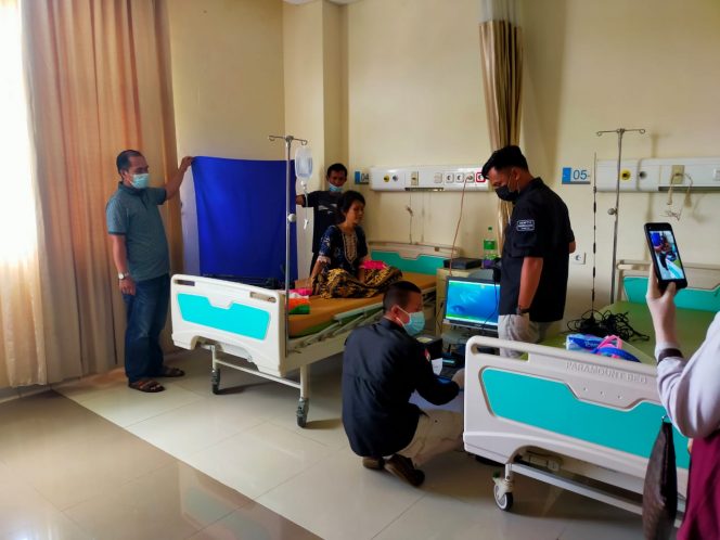 
 Foto IST  Tampak petugas dari Disdukcapil Lampura saat melakukan Jempol perekaman KTP-El ke Rumah Sakit Handayani Kotabumi.  