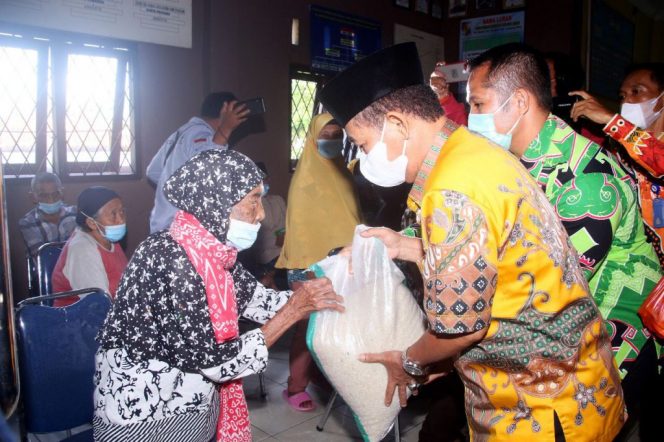 
 Caption : Bupati Lampura Hi. Budi Utomo, saat menyerahkan bantuan beras secara simbolis kepada lansia dan penyandang disabilitas dalam rangka puncak peringatan HUT Karang Taruna ke 61, di Aula Kantor Kelurahan Rejosari, Kecamatan Kotabumi, Jumat(24/9). 
foto IST