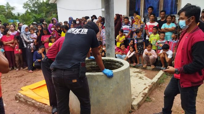 
 Caption foto : Inilah sumur tua tempat ditemukannya sosok bayi Tampa identitas oleh warga.
