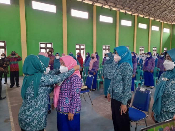 
 caption : Ketua TP-PKK Hj. Nur Endah saat menyematkan tanda peserta pada pelatihan Kader di Kecamatan Muara Sungkai, Kamis (30/9). Foto Bagian Protokol Lampura 