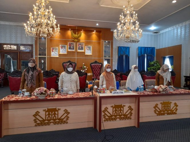 
 Foto IST  Tampak Bunda PAUD Lampura Hj. Nur Endah Sulastri saat mengikuti Virtual Zoom wujudkan lingkungan belajar berkualitas di Rumdis Bupati, Senin (6/9).  