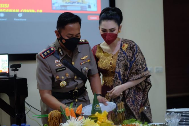 
 caption : Kapolres Lampura AKBP Kurniawan Ismail, dengan di dampingi Ketua Bhayangkari Cabang Lampura Diana Kurniawan melakukan pemotongan tumpeng
