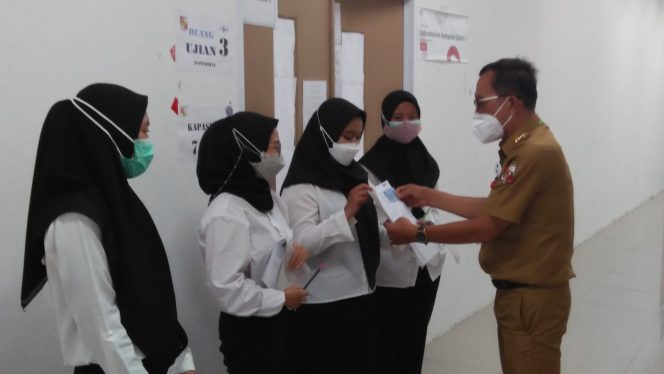 
 Foto IST  Kepala BKPSDM Lampura Hairul Fadila saat memberikan arahan kepada peserta sebelum masuk ke ruang tes di Itera Bandar Lampung, Selasa (26/10).
