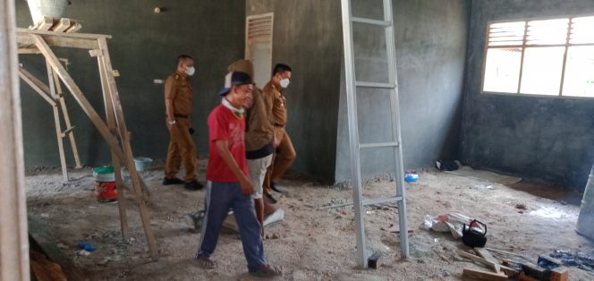 
 caption : Kadisdik Lampura, Mat Soleh didampingi Kepala Bidang(Kabid) Pembinaan Sekolah Dasar(SD) Mas'ud dan Kasi Sarana dan Prasarana Edison, melakukan peninjauan disejumlah sekolah penerima DAK. Diantaranya di SDN 1 Sribasuki dan SDN 1 Surakarta.
