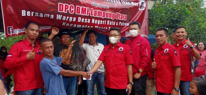 
 caption : Ketua BPC BMI Lampura M. Aditya Hafizh Arafat, saat menyerahkan bnatuan kepada peserta mancing mania ala PDI Pejuangan di Desa Negeriratu, Kecamatan Muarasungkai, Minggu(3/10). Foto IST 
