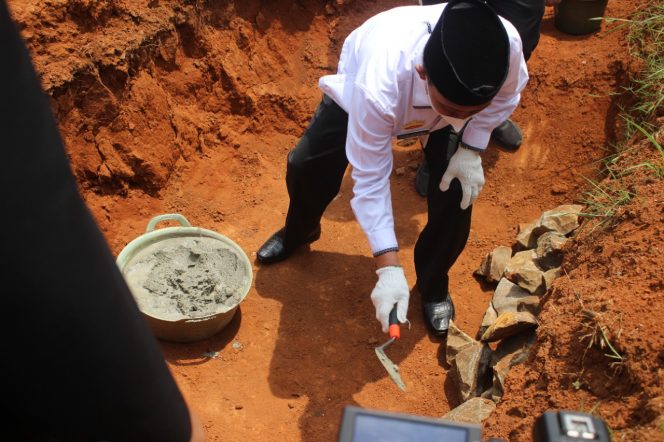 
 caption : .Bupati Lampura Budi Utomo saat meletakkan batu pertama sebagai tanda pendirian Ponpes, Selasa(27/10) Foto Diskominfo Lampura.
